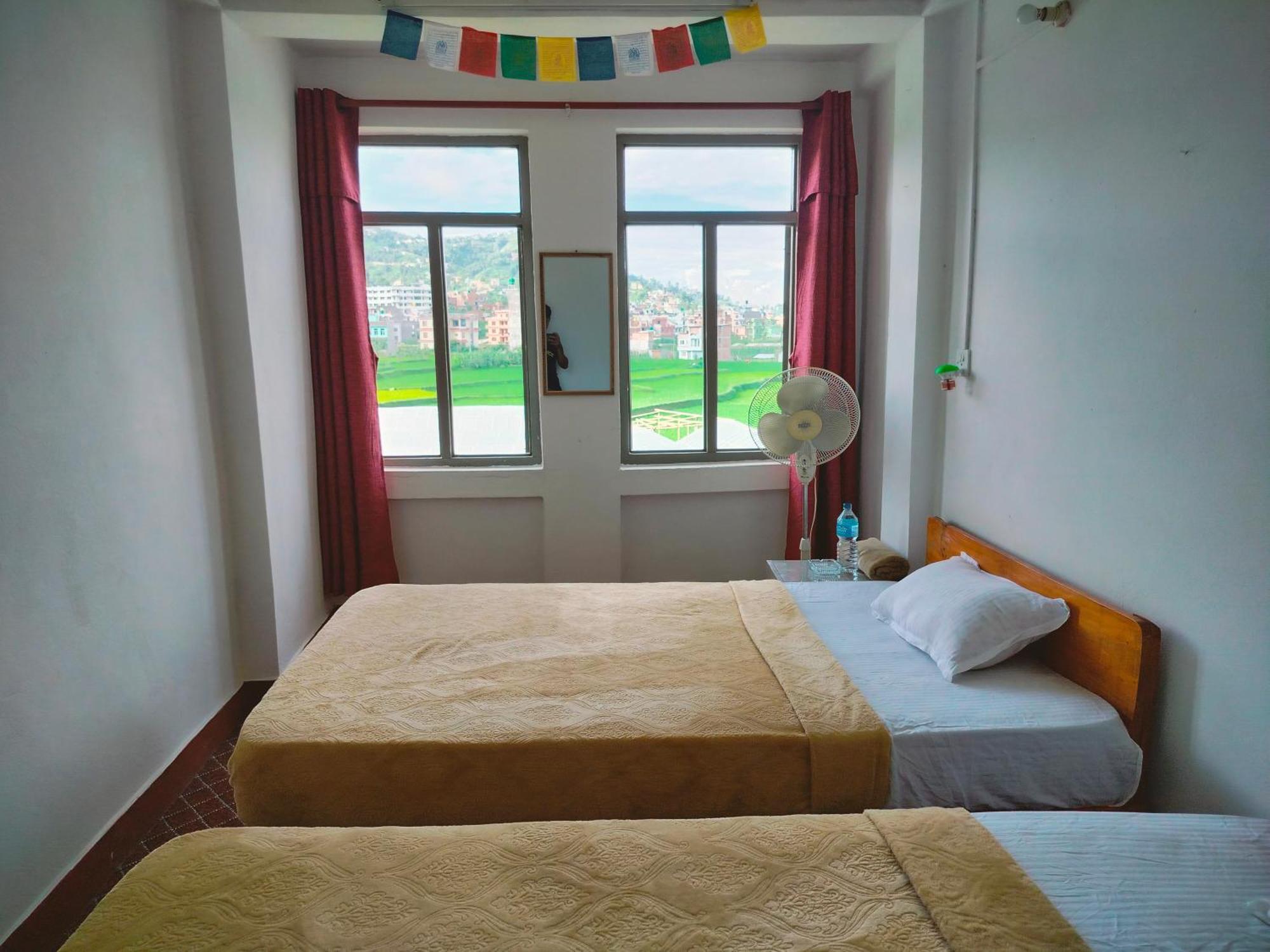 Community Holiday Inn Panaoti Buitenkant foto