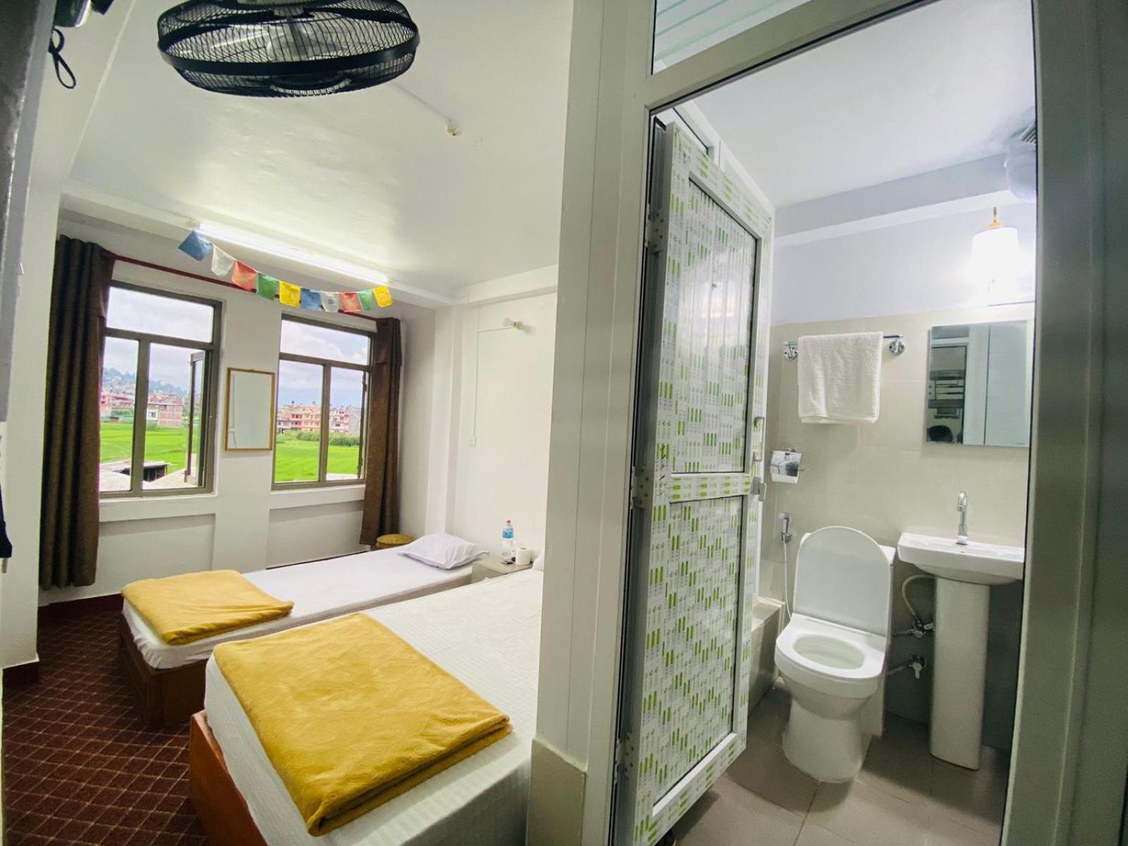 Community Holiday Inn Panaoti Buitenkant foto